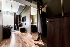 Habitación con 2 camas individuales | Escritorio, cortinas blackout y tabla de planchar con plancha 