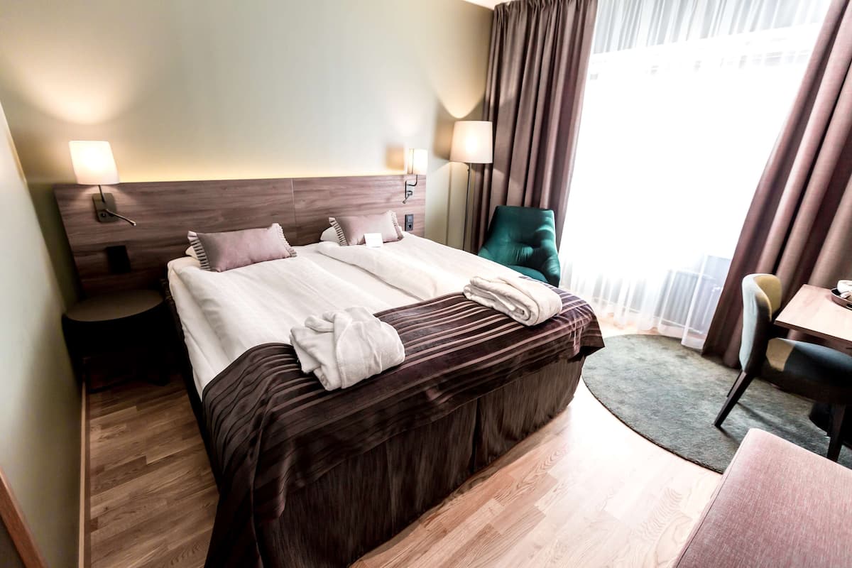 Twin Room | Desk, blackout drapes, iron/ironing board, free cribs/infant beds