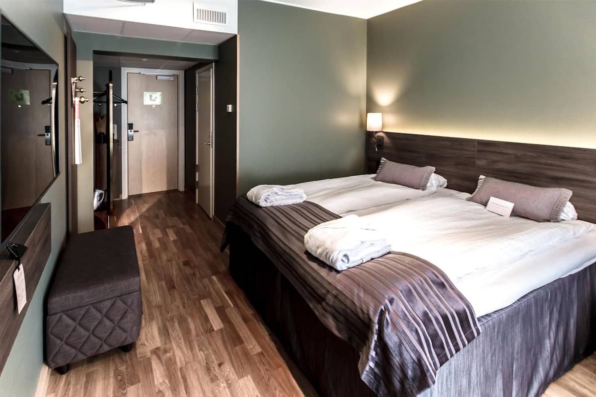 Standard Room, 1 King Bed | Desk, blackout drapes, iron/ironing board, free cribs/infant beds