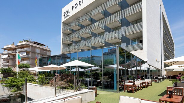 A modern building with a sign reading "SOL PORT CAMBRILS BYMELIA". - Sol Port Cambrils (Cambrils)