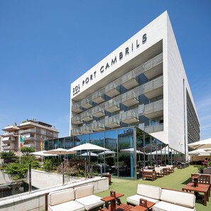 A modern building with a sign reading "SOL PORT CAMBRILS BYMELIA". - Sol Port Cambrils (Cambrils)