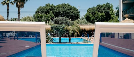 Piscine extérieure, chaises longues