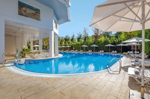 Seasonal outdoor pool, pool umbrellas, sun loungers
