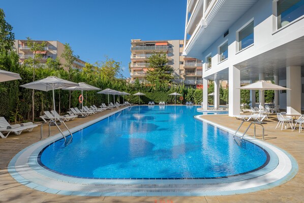 Seasonal outdoor pool, pool umbrellas, sun loungers