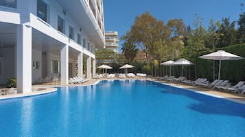Seasonal outdoor pool, pool umbrellas, sun loungers