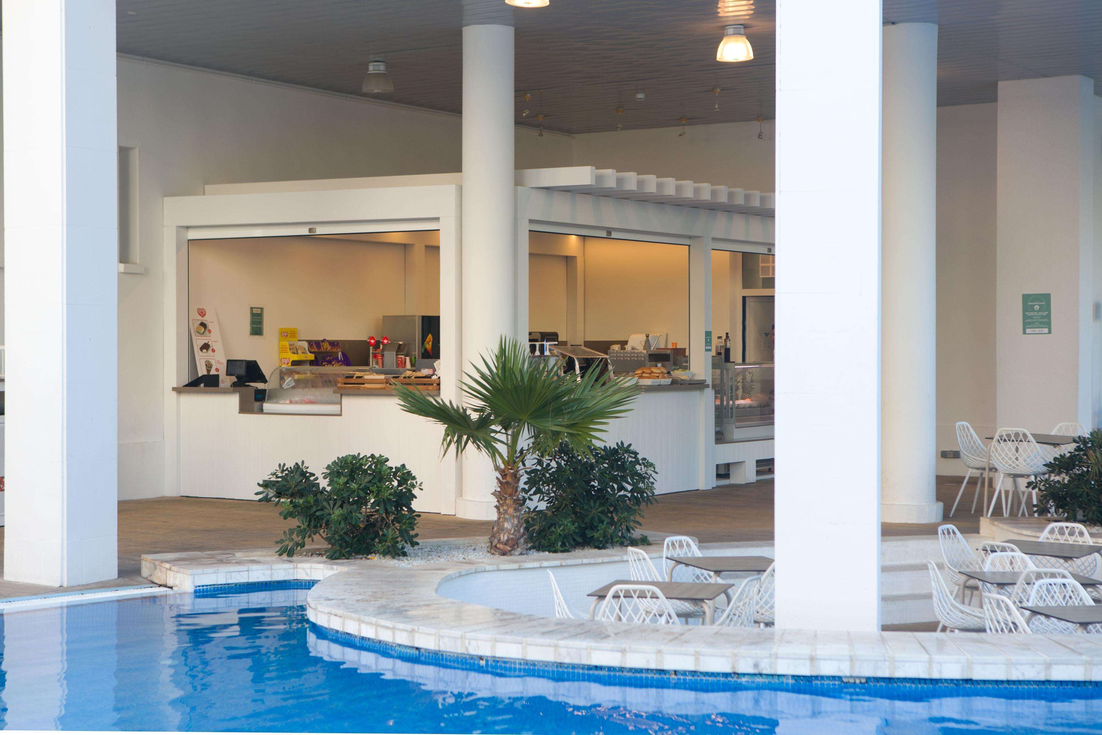 Bar junto a la piscina