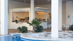 A pool area with a bar and seating. - Ponient Pirámide Salou by PortAventura World (Salou)