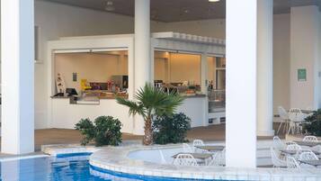 Piscina a l'aire lliure de temporada, para-sols i gandules