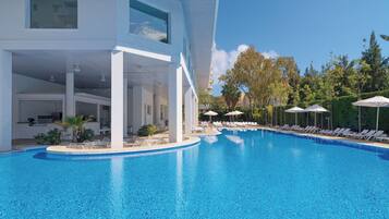 Piscina a l'aire lliure de temporada, para-sols i gandules
