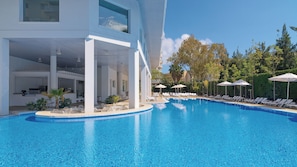 Seasonal outdoor pool, pool umbrellas, sun loungers