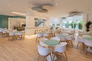 2 bars, bar en bord de piscine