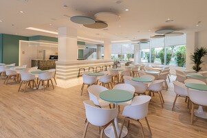 2 bars/lounges, poolside bar