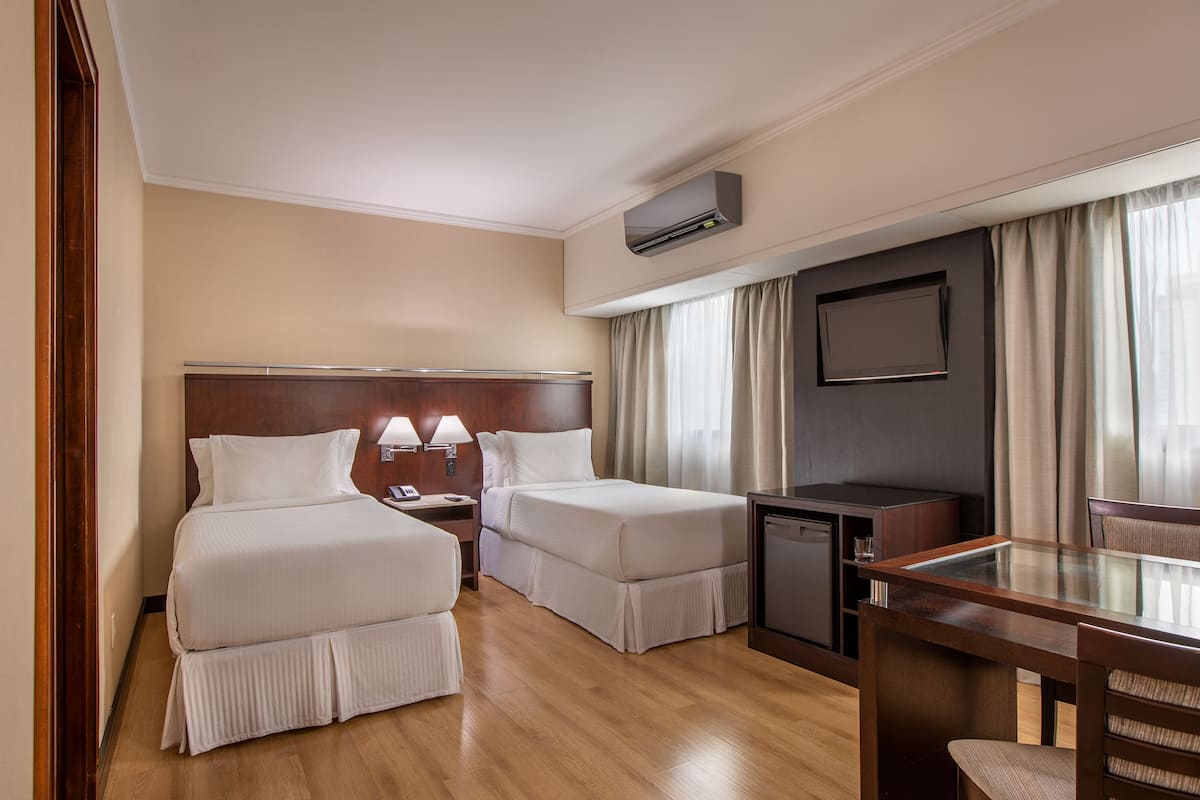 Minibar contenant certains articles gratuits, coffre-fort, bureau