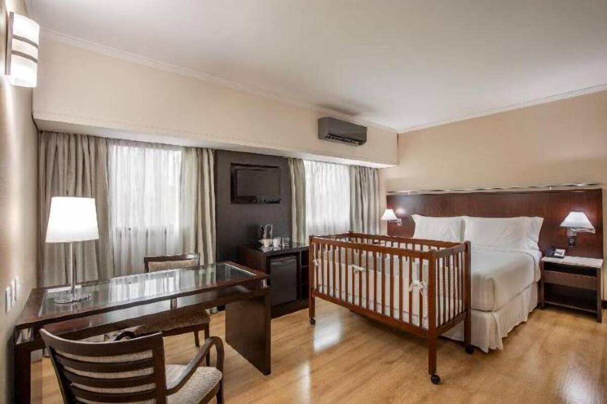 Minibarvarer (inkludert), safe på rommet og skrivebord