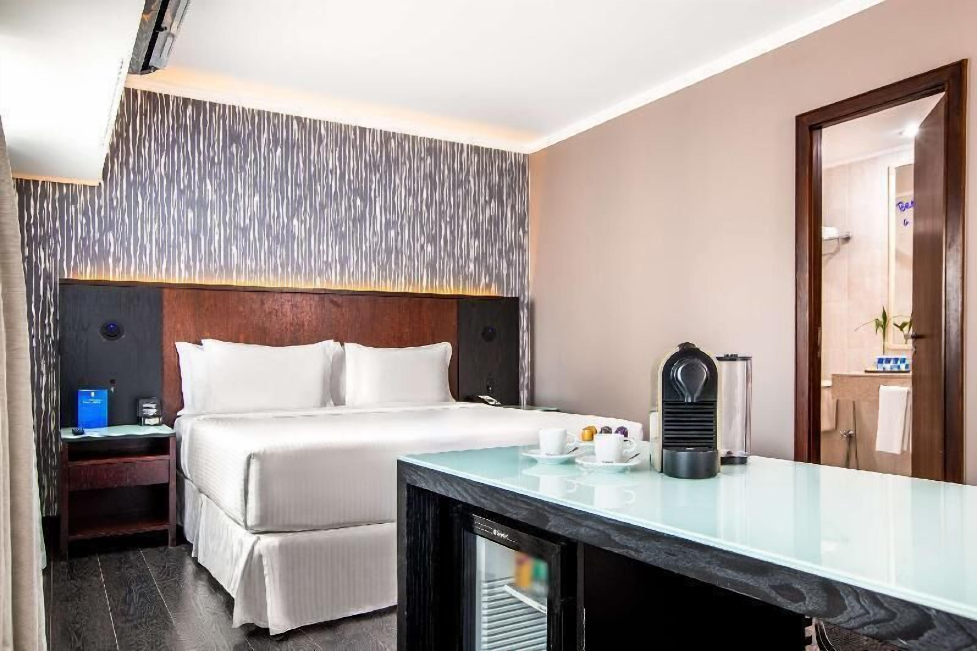 Minibar contenant certains articles gratuits, coffre-fort, bureau