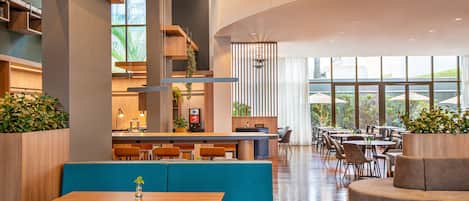 Petit déjeuner, déjeuner et dîner servis sur place