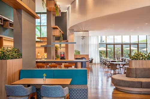 Serveert ontbijt, lunch en diner