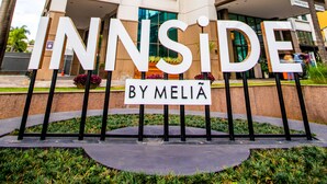 Entrada de un hotel con un letrero que dice 'INNSIDE BY MELIA'.