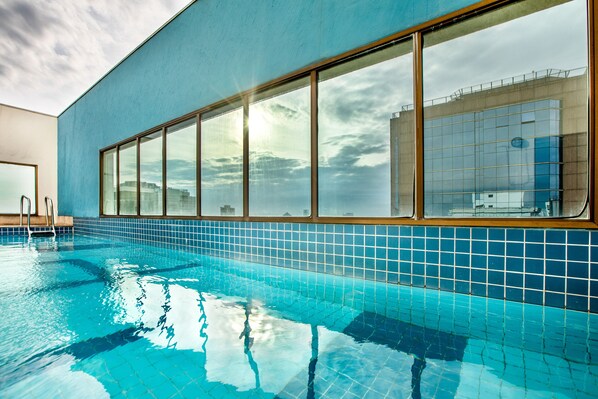 Piscine extérieure, chaises longues