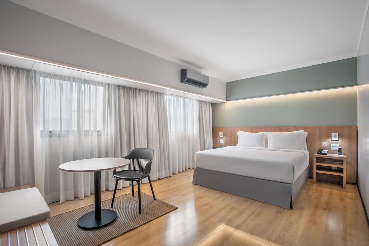 Innside Premium Room Queen | Item bar mini percuma, peti besi dalam bilik, meja