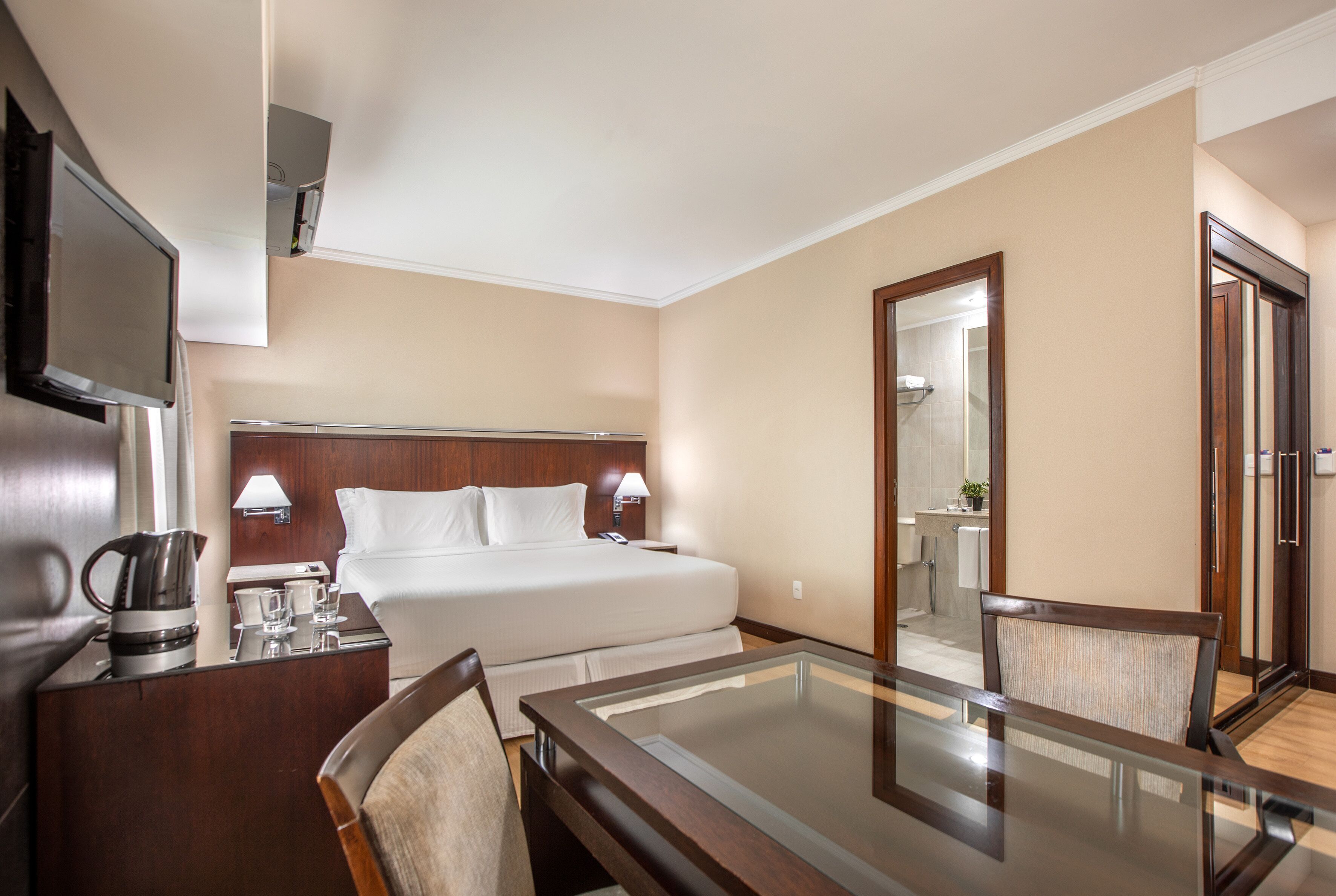 Minibar contenant certains articles gratuits, coffre-fort, bureau