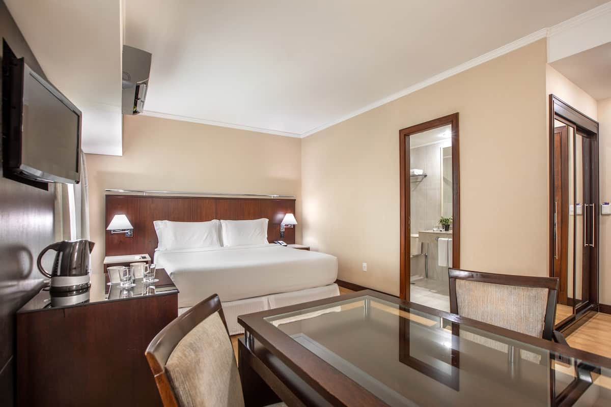Minibar contenant certains articles gratuits, coffre-fort, bureau