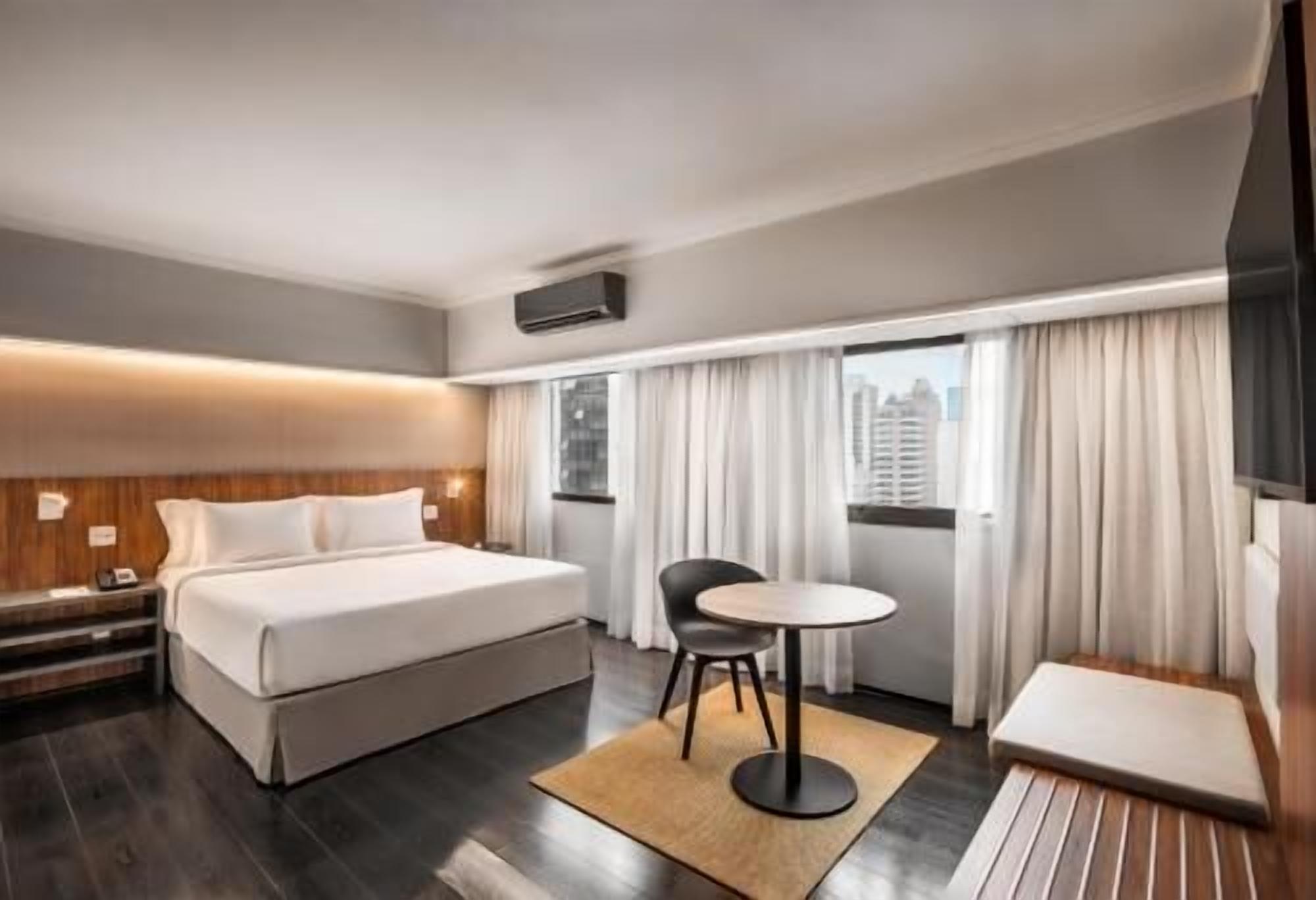 Minibar contenant certains articles gratuits, coffre-fort, bureau