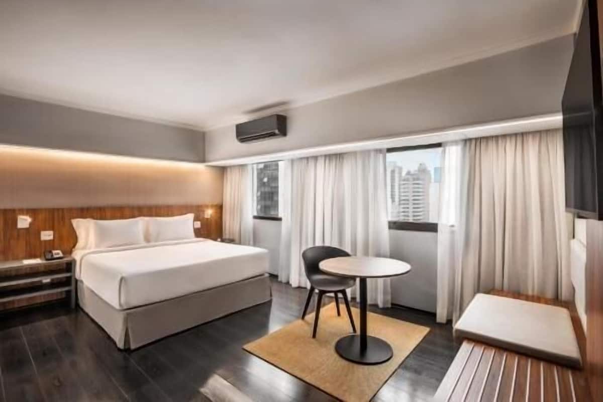 Minibar contenant certains articles gratuits, coffre-fort, bureau