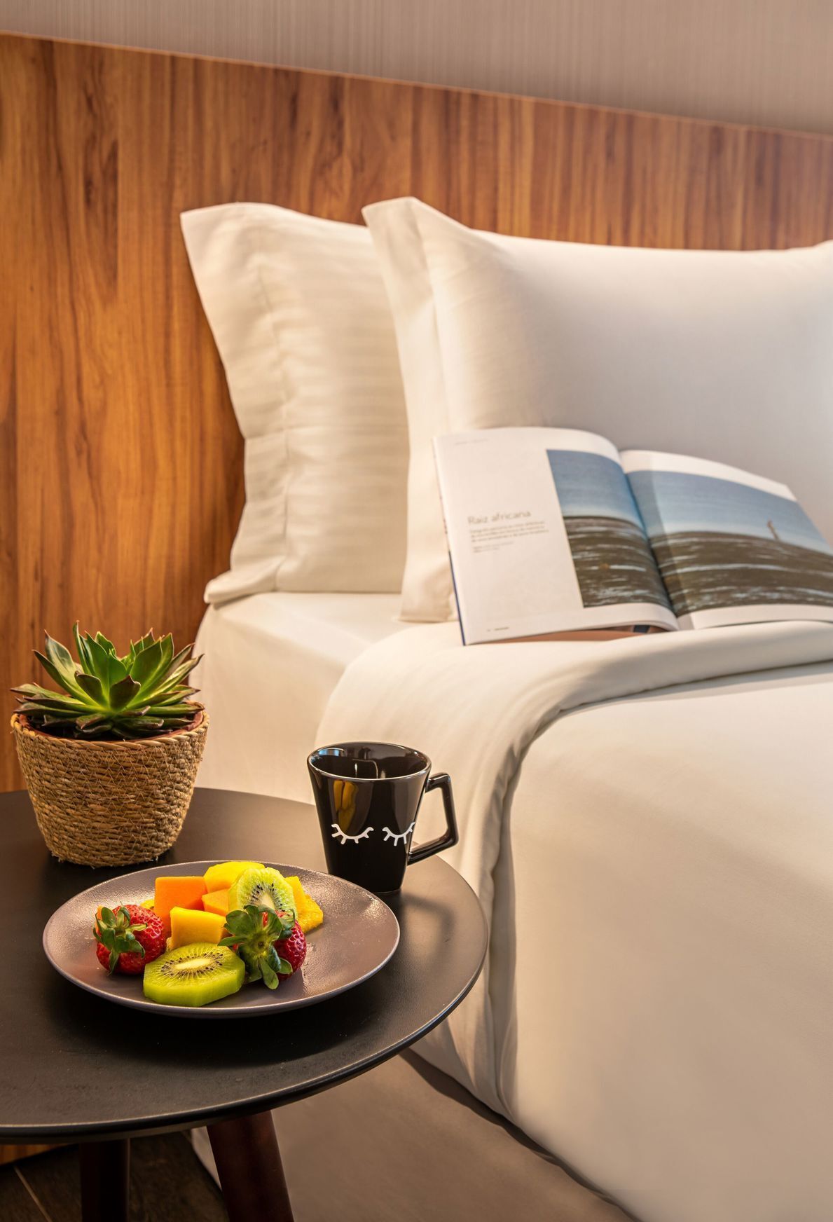 Minibar contenant certains articles gratuits, coffre-fort, bureau