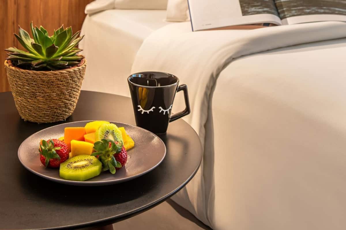 Minibar contenant certains articles gratuits, coffre-fort, bureau