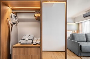 Minibar (con algunos artículos gratuitos), caja fuerte, escritorio