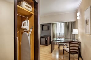 The Innside Room Queen | Frigobar (abastecido com alguns itens grátis), cofres nos quartos
