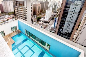 Piscina externa, espreguiçadeiras
