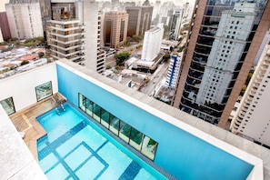 Piscina externa, espreguiçadeiras