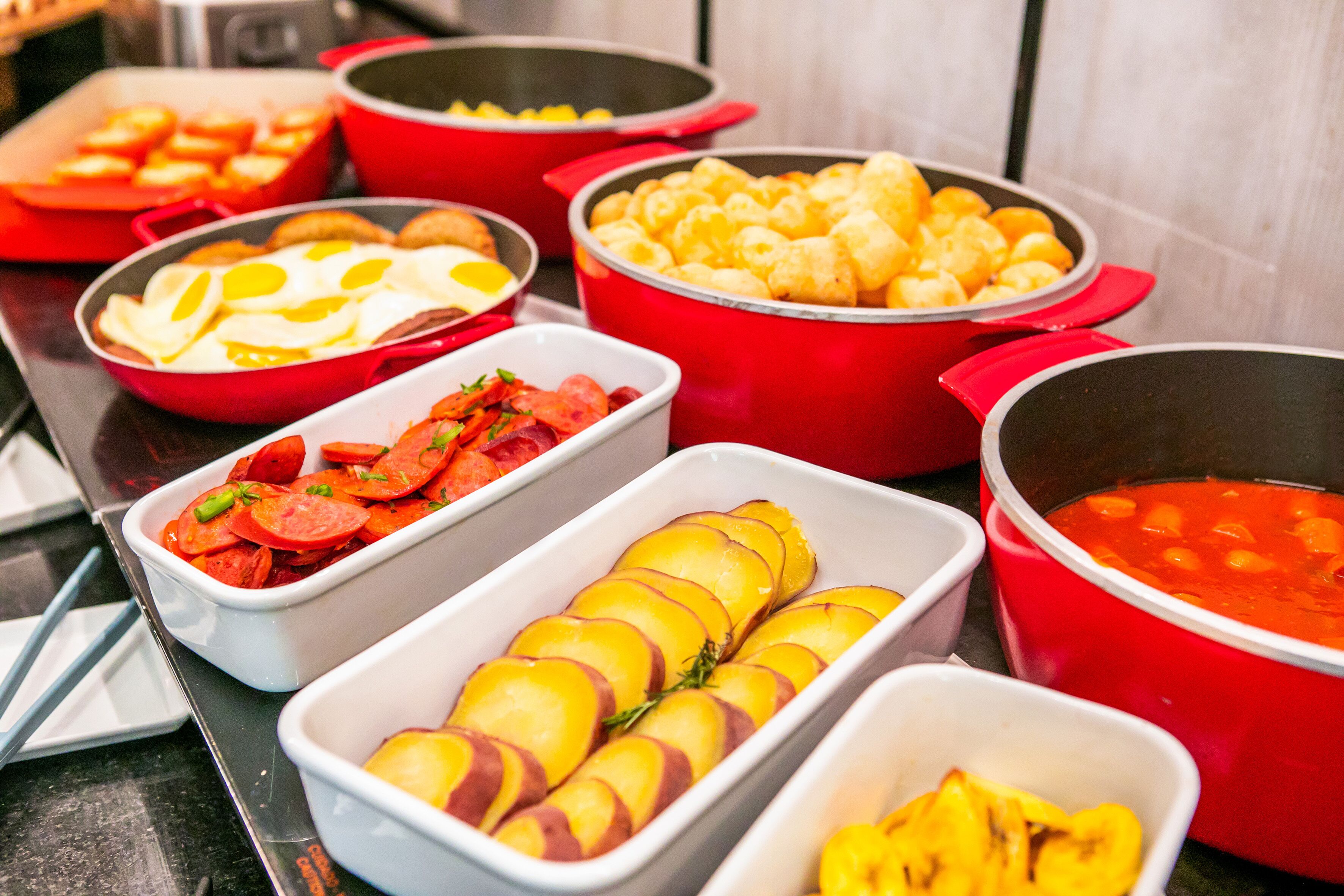 Café da manhã com buffet diário (BRL 60.50 por pessoa) 