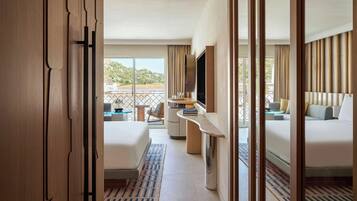 Premier-Zimmer, 1 King-Bett, Balkon | Hochwertige Bettwaren, Minibar, Zimmersafe, Verdunkelungsvorhänge