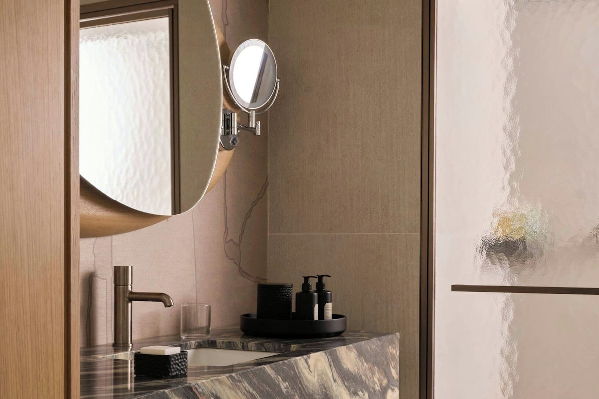 Kostenlose Toilettenartikel, Haartrockner, Bidet, Handtücher