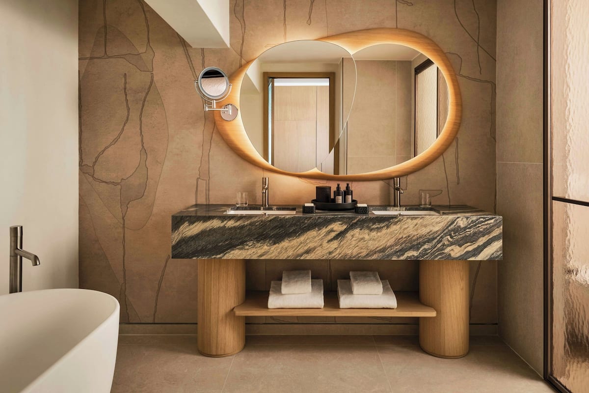 Deluxe-Suite, 1 King-Bett, Nichtraucher, Balkon | Badezimmer | Kostenlose Toilettenartikel, Haartrockner, Bidet, Handtücher