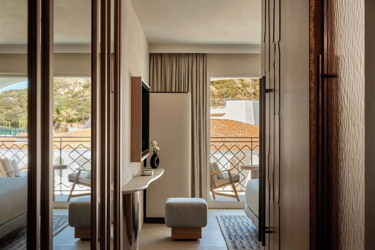 premium bedding, minibar, in-room safe, blackout curtains