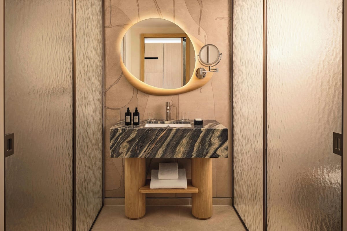 Premier-Zimmer, 1 King-Bett, Nichtraucher, Balkon | Hochwertige Bettwaren, Minibar, Zimmersafe, Verdunkelungsvorhänge