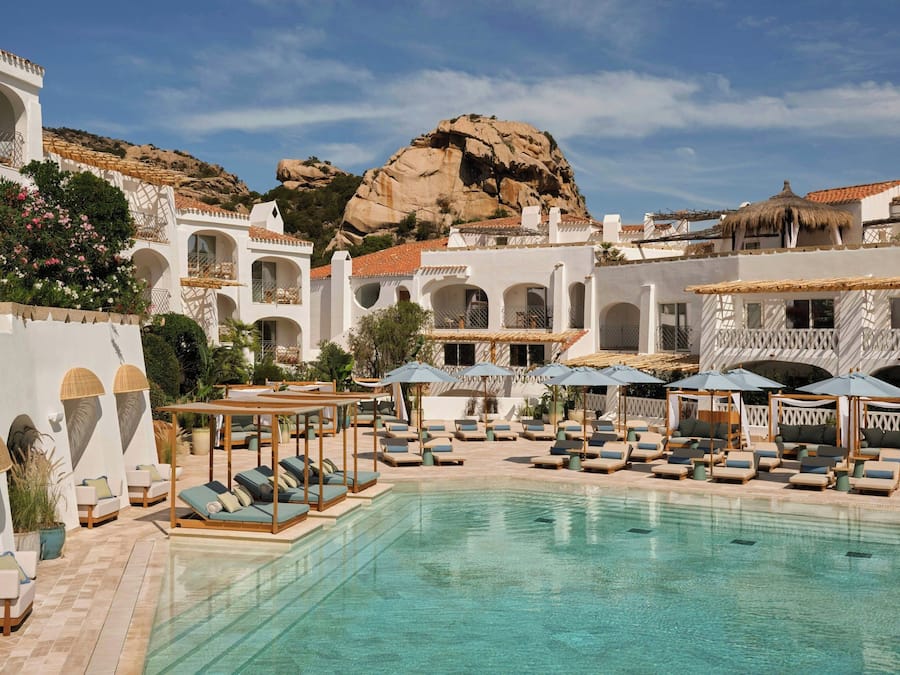 Kolam renang terbuka bermusim, kabana percuma, payung kolam