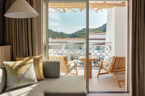 Phòng Premier, 1 giường cỡ king, không hút thuốc, quang cảnh hồ bơi (Balcony) | Bộ đồ giường cao cấp, minibar, két bảo mật tại phòng