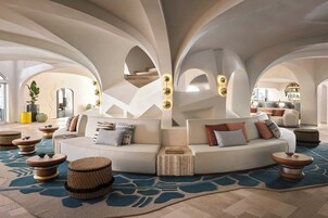 2 bars/lounges, lobby lounge