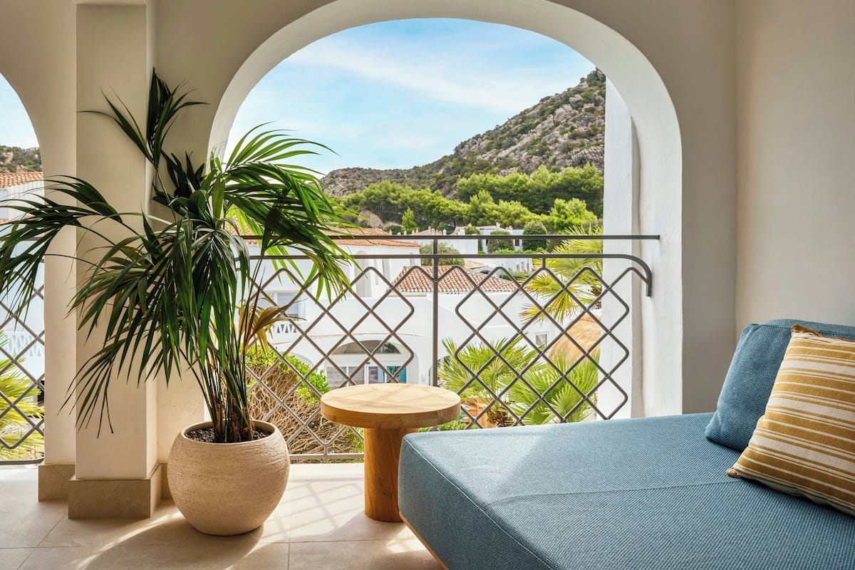 Deluxe-Suite, 1 King-Bett, Nichtraucher, Balkon | Hochwertige Bettwaren, Minibar, Zimmersafe, Verdunkelungsvorhänge