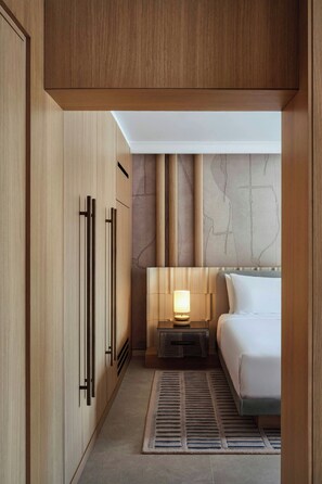 Suite Deluxe, 1 cama de matrimonio grande, balcón | Ropa de cama de alta calidad, minibar, caja fuerte y cortinas opacas