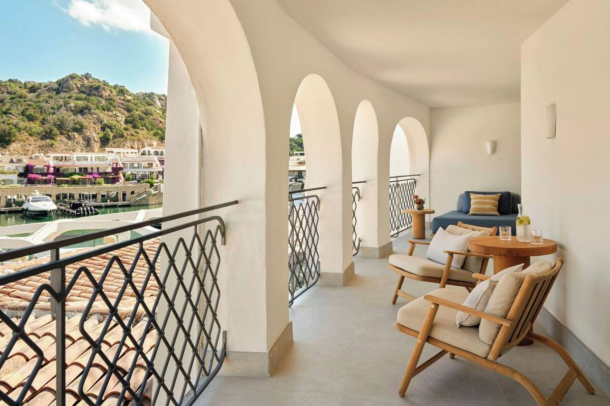 Escape Suite, Kind bed, Terrace | Premium bedding, minibar, in-room safe, blackout drapes