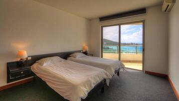 Appartement, 2 slaapkamers | 1 slaapkamer, een kluis op de kamer, een bureau