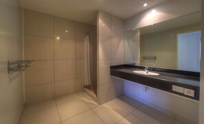 Room, 1 Bedroom, Shared Bathroom | Bathroom | Combined shower/bathtub, towels