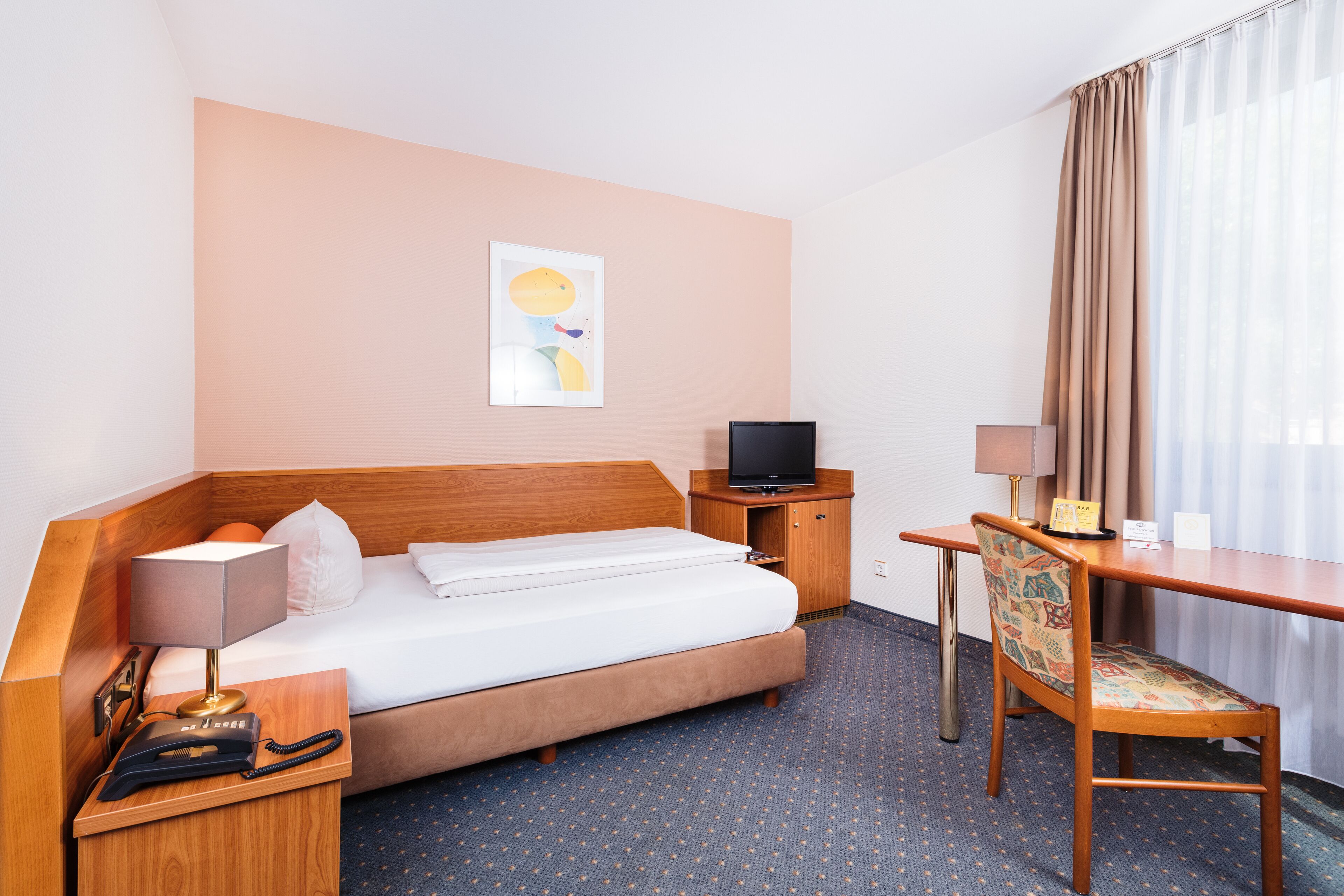 standard single room | minibar, desk, iron/ironing board, free cots/infant beds