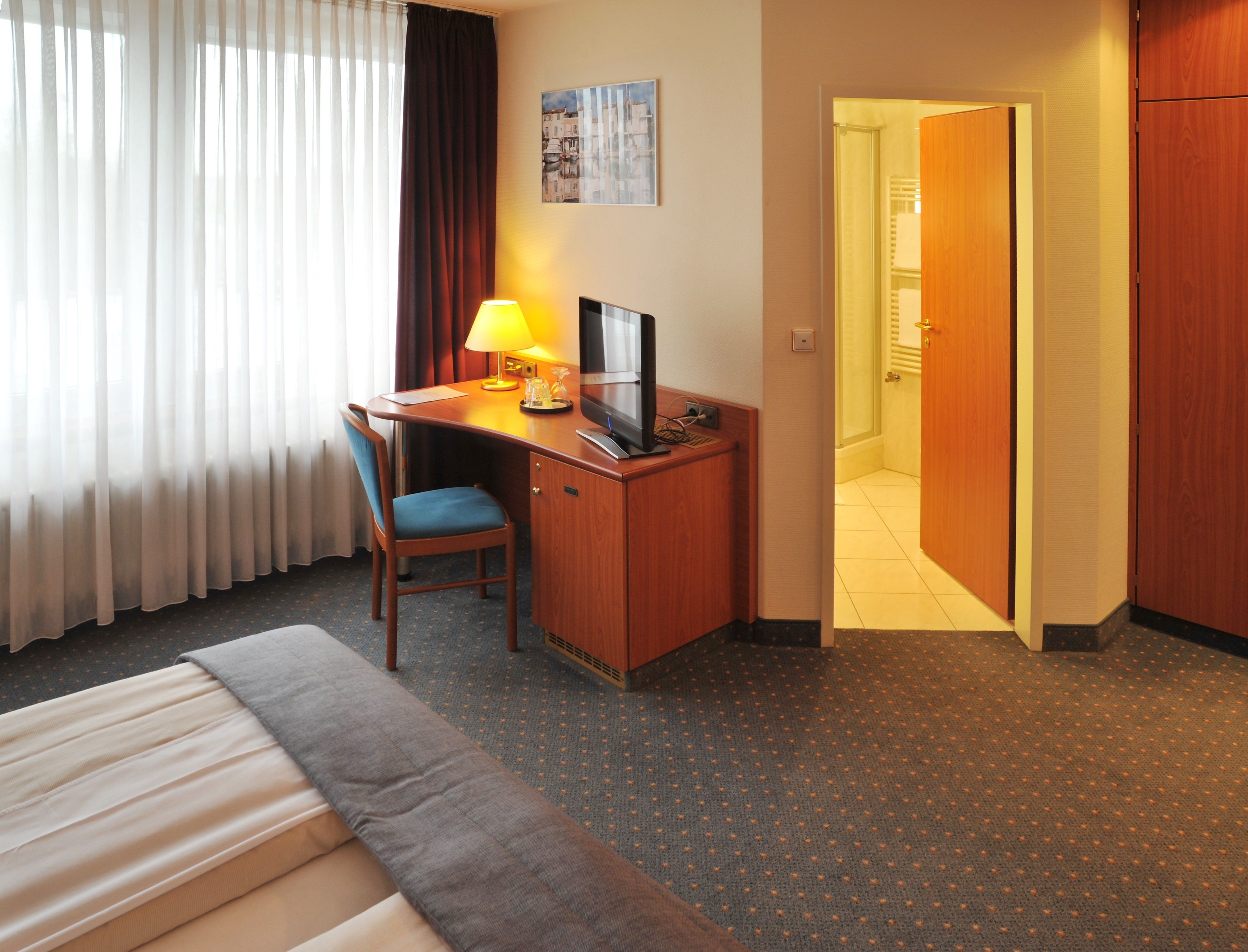 standard double or twin room | minibar, desk, iron/ironing board, free cots/infant beds